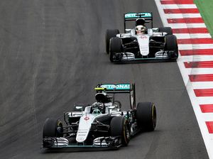 Hamilton-Rosberg Terlibat Insiden Lagi, Mercedes Pertimbangkan Team Order