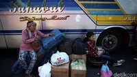 H-2 menjelang hari raya Idul Fitri 1437 H, terminal Pulogadung mulai tampak sepi dari para calon pemudik. 