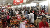 Tak hanya pakaian yang mendapat diskon, sepatu dan sandal juga mendapatkan diskon. 