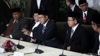 Disimpulkan hilal di bawah ufuk. Jadi besok hari Selasa, kita masih berpuasa. 1 Syawal jatuh pada hari Rabu, ujar Menag.