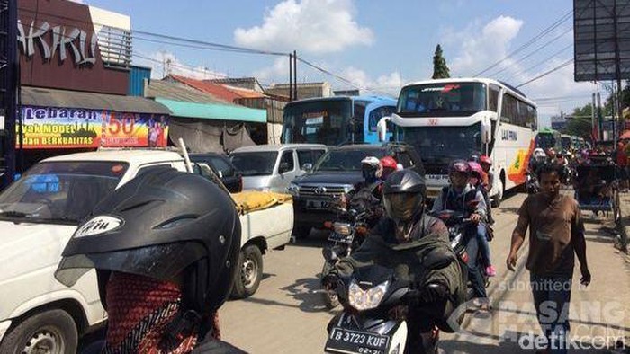 Macet Parah di Pasar Brebes, Motor-motor Menyemut