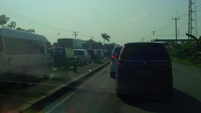 Macet Total Arah Brebes, Pengendara Lawan Arus di Gebang Cirebon