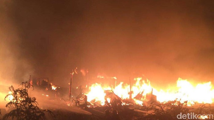Kebakaran di Pondok Bambu Berasal dari Lokasi Pengolahan Kayu