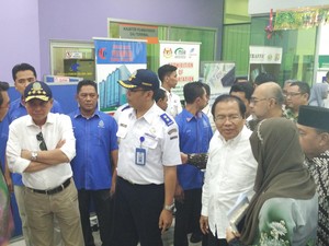 Menhub dan Menko Maritim Tinjau TKI Mudik di Malaysia