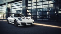 Porsche 911 Carrera S Endurance Racing Edition ini merupakan bentuk perayaan sejarah balap ketahanan paling terkenal di dunia, Le Mans 24 Jam.