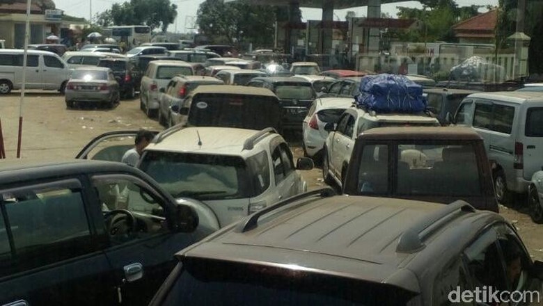 Cerita Polisi Tolong Pemudik yang Kelelahan Saat Macet Horor