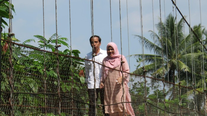 Melintasi Jembatan Gantung, Jokowi dan Iriana Bagi-bagi Sembako ke Warga Lebak
