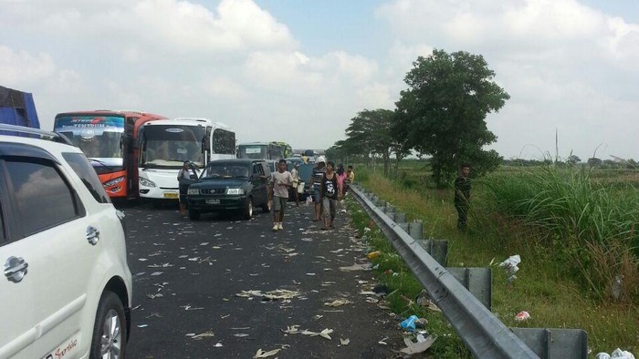 Tol Kanci Pejagan Masih Mengunci, Pemudik Hanya Bisa Sabar