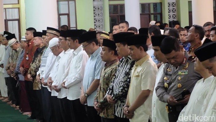 Presiden Jokowi Salat Tarawih Bersama Warga Padang