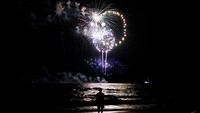 Seorang pria melihat kembang api di pantai Atlantic, New York (3/7/2016) waktu setempat. Shannon Stapleton/reuters/detikFoto