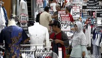 Mereka yang mencari keperluan seperti pakaian dan celana dan lain-lain dengan memberikan pesta dobel diskon hingga 70 persen.