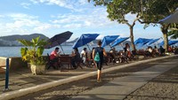 Foto: Tersedia sejumlah kafe di tepi pantai. Di sore hari, kafe-kafe itu selalu penuh sesak oleh pengunjung. Sambil menikmati kopi dan makanan ringan, mereka menunggu sunset datang (Ken Yunita/detikTravel)