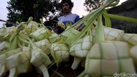 Perajin membuat kulit ketupat yang dijajakan di Jalan Bintaro Utama, Jakarta Selatan, Senin (04/07/2016).