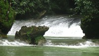 Ada juga air terjun kecil di atas telaga tersebut. Trekking di hutannya seru banget (Fitraya/detikTravel)