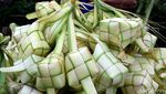 Penjual Ketupat Kebanjiran Pesanan