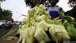 Penjual Ketupat Kebanjiran Pesanan