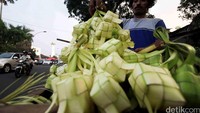 Penjual kulit ketupat kebanjiran rejeki.