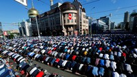 Seperti dilansir Reuters, umat muslim di Moskow, Rusia menjalankan ibadah salat Id hari ini, Selasa (05/07/2016). Reuters/Maxim Zmeyev