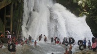 Gemuruh air terjun akan terdengar semakin kita mendekati lokasinya. Ayo, jangan ragu basah-basahan menikmati guyuran deras air terjunnya (Fitraya/detikTravel)