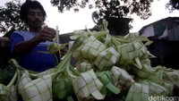 Kulit ketupat ini dijual seharga Rp 15.000 per ikat dengan isi 10 bungkus kulit ketupat.