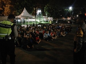 Polisi Hentikan 9 Mobil Bak Pengangkut Warga yang Takbir Keliling di Bandung