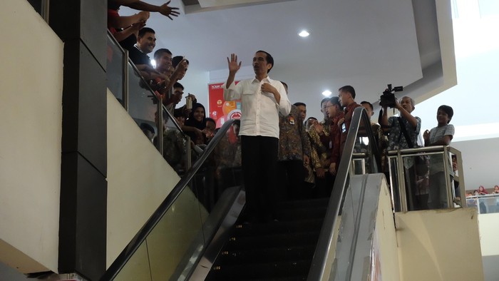 Jokowi Beli Baju Lebaran di Mal Padang