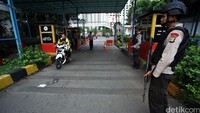Pelaku yang menggunakan sepeda motor berpelat nomor AD 6136 HM menerobos masuk halaman Mapolresta.