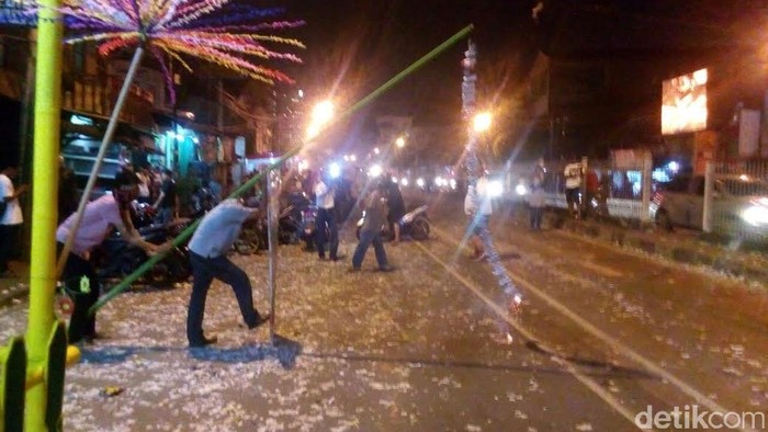 Serunya Malam Takbiran di Jalan Tambak Menteng: Bedug dan Petasan Bersahutan