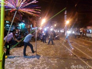Serunya Malam Takbiran di Jalan Tambak Menteng: Bedug dan Petasan Bersahutan