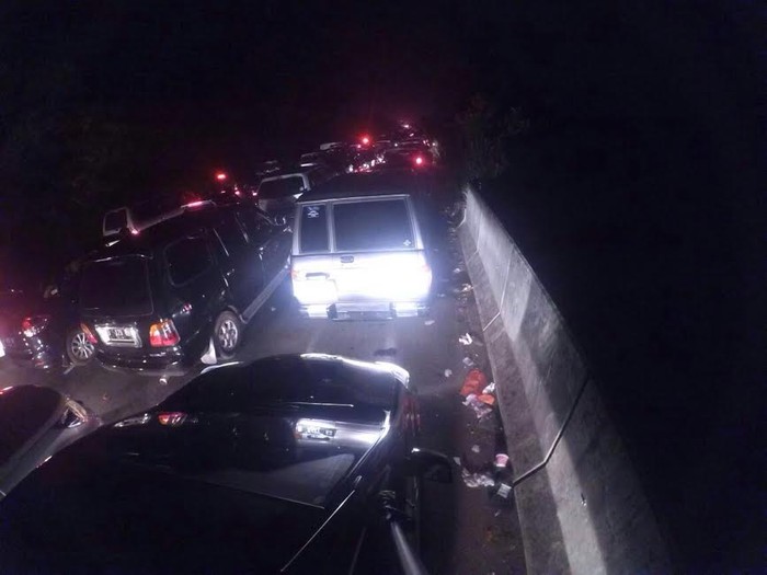 Macet Tak Terkira di Brebes: Orang Antre di SPBU dan Volume Kendaraan yang Tinggi