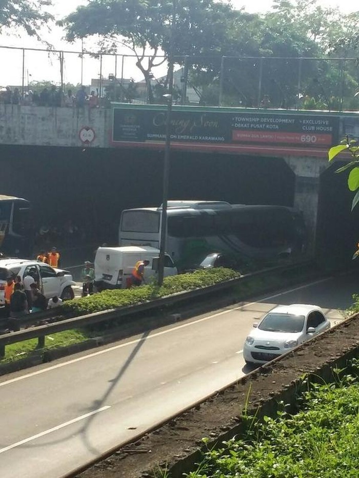 Bus dan 3 Mobil Kecelakaan Beruntun di Tol JORR