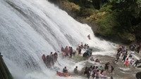 Kita bisa merasakan percikan air yang terbawa angin. Bebatuan di bawah air terjun yang besar dan landai membuat air terjun ini relatif aman (Fitraya/detikTravel)