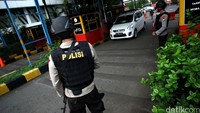 Ada sekitar 3 personel Brimbob yang melakukan pemantauan keamanan lingkungan Mapolda.