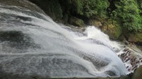 Wisatawan bisa trekking ke atas air terjun. Kita bisa mendapatkan sudut pandang lain dari atas air terjun (Fitraya/detikTravel)