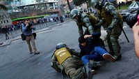 Aparat mengamankan sejumlah mahasiswa yang terlibat bentrokan. Ivan Alvarado/Reuters