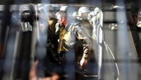 Sejumlah anggota polisi mengalami luka-luka akibat bentrokan. Ivan Alvarado/Reuters
