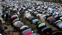Warga Palestina, melaksanakan salat Id setelah sebulan penuh berpuasa di Kota Gaza. Ibraheem Abu Mustafa/Reuters