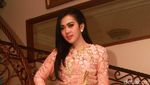 Syahrini Tampil Anggun di Momen Lebaran