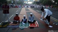 Salat digelar di Jl Jatinegara Barat dan di Jl Matraman Raya.