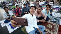 Usai salat, beberapa jemaah tampak berselfie ria.