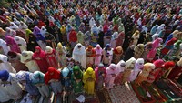 Ribuan jamaah wanita saat melaksanakan salat Id di Srinagar, India. Danish Ismail/Reuters