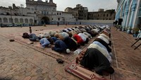 Sejumlah jamaah salat Id di Masjid kota Rawalpindi, Pakistan. Faisal Mahmood/Reuters