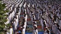 Umat muslim melaksanakan salat Id di Srinagar, India. Danish Ismail/Reuters