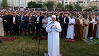 Pemimpin senior Hamas Ismail Haniyeh menjadi Imam salat Id di kota Gaza. Ibraheem Abu Mustafa/Reuters