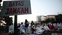Meski digelar di jalan raya, salat tetap diatur sedemikian rupa agar tertib. Ada batas jamaah yang telah ditetapkan di bagian pinggir jalan dan di ruas gang tertentu.