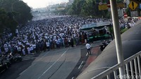 Meski di atas aspal, jamaah tampak khusyuk melaksanakan salat.