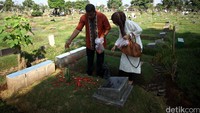 Selain itu mereka juga menabur bunga dan membersihakan makam sebagai bentuk penghormatan untuk saudara dan kerabat yang sudah meninggal. 