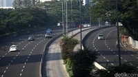Namun saat salat Id sudah selesai dan jamaah sudah bubar, jalanan Jakarta sepi.
