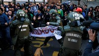 Mahasiswa menggelar aksi demo di pusat kota Santiago, Chili (5/6/2016) waktu setempat. Ivan Alvarado/Reuters