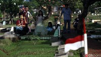 Mereka mengirim doa untuk mereka yang sudah meninggalkan dunia ini.